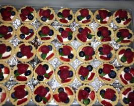 Tiny fruit tartlets filled with lemon mascarpone 