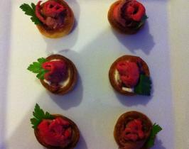 Mini Yorkshire Puds with Rare Beef and Horseradish Cream